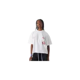Remera oversize blanca de manga corta con estampa frontal en color rojo que incluye nombres de ciudades y un logotipo circular.