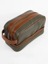 Neceser de cuero con dos compartimientos, diseño rectangular en color verde oliva con detalles en cuero marrón y costuras a la vista. Incluye una manija lateral para transporte.