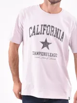 Remera blanca de algodón con estampa frontal que dice 'California' con una estrella y 'Champions League United States of America'.