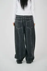 Pantalón de jean gris oscuro, corte wide leg, tiro medio/alto y costuras verticales.