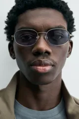 Cazadora azul marino de corte regular fit, confeccionada en tejido técnico repelente al agua. Presenta cuello subido, manga larga, bolsillos de vivo en cadera, bolsillo interior y acabados en rib en puños y bajo. Cierre frontal de cremallera oculta por solapa con botones a presión.