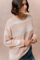 Buzo de tejido liviano con diseño de rayas horizontales en tonos amarillo manteca y blanco, cuello redondo y mangas largas con puños tejidos.