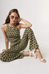 Blusa sin mangas con cuello redondo y estampado geométrico en tonos marrón, verde lima y blanco.