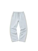 Pantalon de jogging color celeste melange, con cintura elástica ajustable mediante cordón y franjas laterales en tono contrastante.