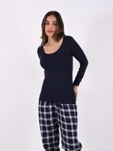 Remera básica de color blanco, con cuello redondo amplio y mangas largas, de diseño entallado.