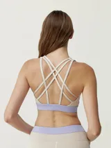 Top deportivo reversible de sujeción media-alta, color rosado. Tejido Shapplex_B. Tirantes finos cruzados en la espalda y escote en U.