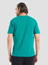 Remera verde esmeralda de algodón con logo "BOSS" bordado en el pecho.