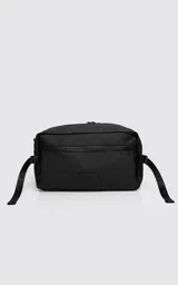 Maxi riñonera de diseño rectangular en color negro, confeccionada en textil impermeable de alta resistencia. Cuenta con dos compartimentos principales con cierre, divisiones internas y un bolsillo trasero de seguridad. Incluye una correa ajustable con broche reforzado y detalles de marca en las cintas laterales.