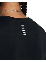 Remera deportiva Under Armour de manga corta, color negro, con tejido técnico ligero, transpirable y de secado rápido. Presenta un diseño de ajuste ergonómico con el logo de la marca estampado en el frente.