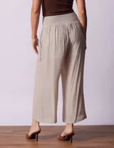 Pantalón palazzo de gasa bambula color beige, marca Nanette. Tiene pretina ancha con elástico en la parte trasera, pierna ancha y short interno.