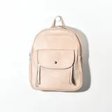 Mochila pequeña color beige de cuero sintético con bolsillo frontal con broche imantado y dos bolsillos laterales con cierre.