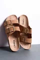 Sandalias Brokers Wear de color beige, con dos tiras ajustables con hebillas metálicas doradas y plantilla anatómica.