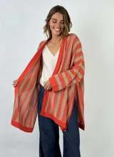 Saco abierto tejido a rayas horizontales color naranja y beige, de corte largo y mangas largas.