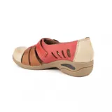Zapato guillermina artesanal confeccionado en cuero, diseño multicolor combinando tonos beige, rojo y marrón, con perforaciones laterales, tiras en el empeine con hebilla metálica y suela baja con cámara de aire.