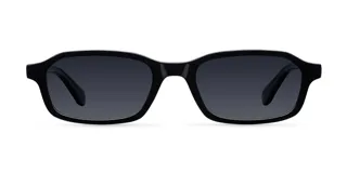 Lentes de sol con montura rectangular de bordes redondeados en color negro. Cuentan con lentes polarizadas oscuras con protección UV400.