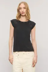 Remera de manga corta con calce slim, cuello redondo y efecto desgastado. Posee un sutil bordado en el delantero.