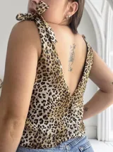 Blusa con estampado animal print, escote en V y tiras con nudo en los hombros.