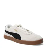 Championes urbanos Puma modelo Club II Era Suede, color gris claro con franja lateral negra y suela de goma color caramelo. Confeccionados en gamuza con detalles de marca en dorado.