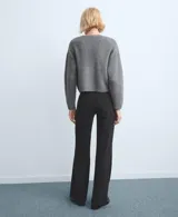 Pantalón de jean negro de corte recto y tiro alto, con diseño clásico de cinco bolsillos y cierre frontal con botón y cremallera.