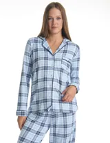 Conjunto de pijama de dos piezas con estampado animal print. La parte superior es una camisa de manga larga con cuello solapa, escote en V, cierre frontal con botones y bolsillo aplicado. El pantalón cuenta con cintura elástica y lazo de ajuste.