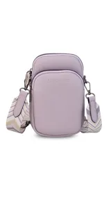 Bandolera compacta color rojo con textura de cuero, correa regulable y desmontable con diseño de rayas rojas y blancas. Cuenta con bolsillos frontales y cierre, interior forrado en tela.