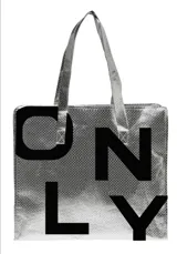 Bolso shopper plateado con acabado metalizado y estampado frontal de la palabra "ONLY" en grandes letras negras. Cuenta con asas dobles de hombro y diseño estructurado.