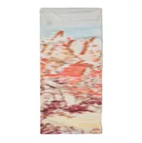 Cuello polar reversible de doble capa, diseñado para ofrecer aislamiento térmico y protección contra el frío. Presenta un estampado abstracto en tonos beige, rosa y rojizos.