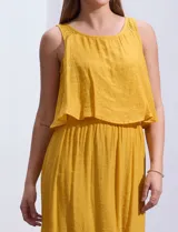 Vestido largo blanco de crepe con escote redondo y detalle de crochet en los hombros. Tiene corte en la cintura con punto smock.