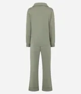 Pijama largo de dos piezas color verde militar, confeccionado en modal con elastano, con detalles satinados. Consta de una camisa de manga larga con cuello solapa y cierre frontal de botones, y un pantalón largo de cintura elástica.