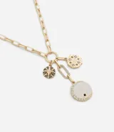 Collar de cadena de eslabones alargados en tono dorado, con tres dijes colgantes: una estrella con destellos, un dije circular con grabado y un dije circular con nácar y detalles de cristales.