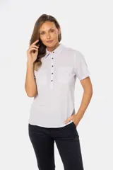 Camisa de lino de manga corta con cuello camisero, cierre frontal de medio botón con botones metálicos personalizados y dos bolsillos en el pecho.