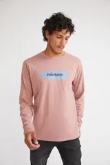 Remera de manga larga color azul marino, con cuello redondo y estampado frontal con el logo de la marca sobre un diseño de pincelada.