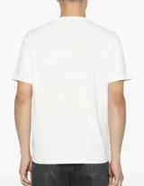Remera de manga corta color blanco, con cuello redondo y logo de la marca bordado en pequeño en el pecho.
