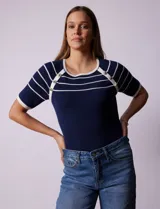 Buzo azul de tejido acanalado marca Rio & Rian. Tiene escote a la base y apliques de botones en la sisa.