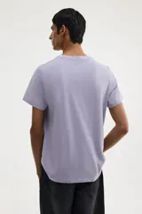 Remera de cuello redondo y manga corta, confeccionada en punto de algodón liviano con diseño liso y corte estándar.