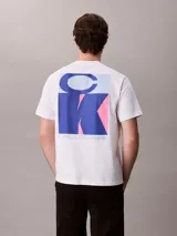 Remera Calvin Klein de color blanco, confeccionada en punto de algodón BCI, con cuello redondo, manga corta, corte regular y logotipo estampado en el pecho.