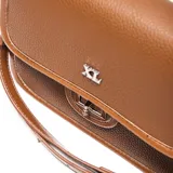 Bandolera de diseño estructurado en color marrón con textura granulada. Cuenta con una manija superior fija, correa larga ajustable y extraíble, y un cierre frontal tipo giratorio metálico. Incluye el logo de la marca en la solapa.