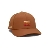 Gorra de béisbol estructurada color marrón, con visera curva y ajuste posterior. Presenta un bordado frontal con diseño de tablas de surf en tonos degradados y el logo de la marca bordado en el lateral.