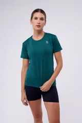 Remera deportiva verde esmeralda con tecnología dryfit y logo estampado en el frente.