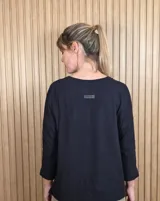 Remerón manga larga de algodón color marrón oscuro, con escote redondo y diseño holgado.