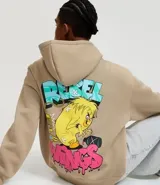Hoodie cerrado color beige, confeccionado en algodón y poliéster con interior de felpa. Presenta un gran estampado trasero con el personaje de Looney Tunes Piu Piu (Tweety) con aspecto rebelde, rodeado de texto estilo graffiti que dice "REBEL" y "WINGS" en tipografía goteante.