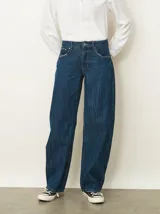 Jean de corte recto y tiro medio, con un acabado de lavado oscuro y efecto de textura sutil en la tela. Presenta cierre frontal con botón y bolsillos clásicos.