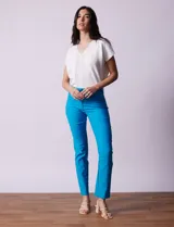 Pantalón negro de gabardina elastizada marca Tahari, corte slim, con pretina con pasadores, cierre y broche interno. Delantera y trasera con bolsillos.