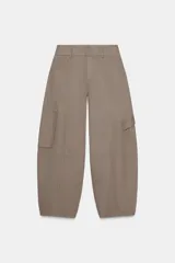 Pantalón cargo de tiro alto color marrón topo, con pierna ancha y holgada que se estrecha hacia el tobillo. Presenta bolsillos delanteros, bolsillo de plastrón lateral y falso bolsillo de vivo en la espalda.