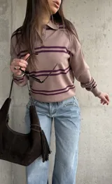 Sweater de punto color lavanda con diseño rayado en tonos morados, cuello polo con botones y mangas largas.