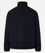 Campera puffer negra con cuello alto, cierre frontal con botones a presión, bolsillos laterales y un bolsillo cargo en el pecho. Presenta un diseño acolchado y forro interior suave.