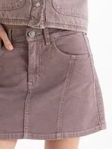 Minifalda de gabardina color marrón con efecto desteñido, con recortes frontales, bolsillos tipo cargo y costuras pespunteadas.