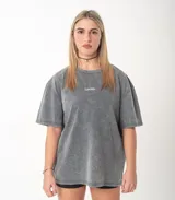 Remera de corte oversize con efecto de lavado a la piedra, color gris. Presenta cuello redondo y el logo de la marca bordado en el centro del pecho.