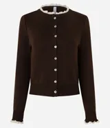 Cardigan de punto marrón de manga larga, con cierre frontal de botones y detalles de encaje blanco en el cuello redondo y los puños.