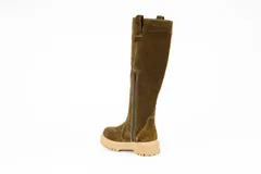 Bota de caña alta confeccionada en cuero nobuck color marrón, con suela track dentada y detalle de tirador en la parte superior de la caña.